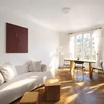 Dreamy Floor View Of Square Trousseau Apartamento