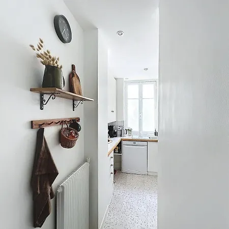 Dreamy Floor View Of Square Trousseau *