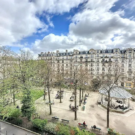 Dreamy Floor View Of Square Trousseau * 파리
