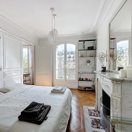 Dreamy Floor View Of Square Trousseau 아파트 *