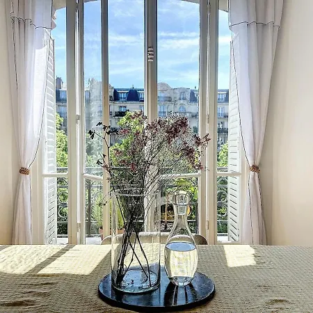 Dreamy Floor View Of Square Trousseau 아파트