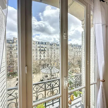 Dreamy Floor View Of Square Trousseau Parigi