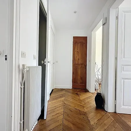 Dreamy Floor View Of Square Trousseau *