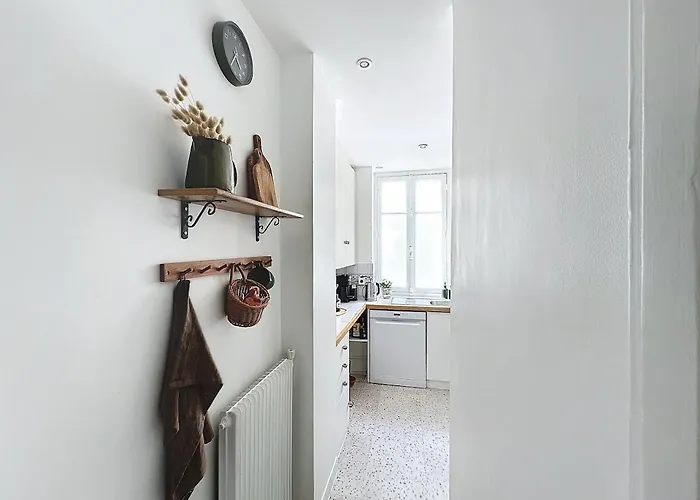 Dreamy Floor View Of Square Trousseau *