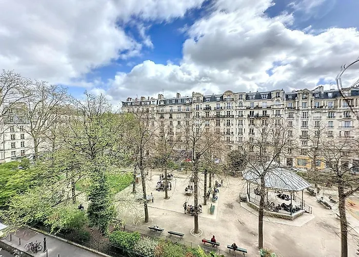 Dreamy Floor View Of Square Trousseau * 파리