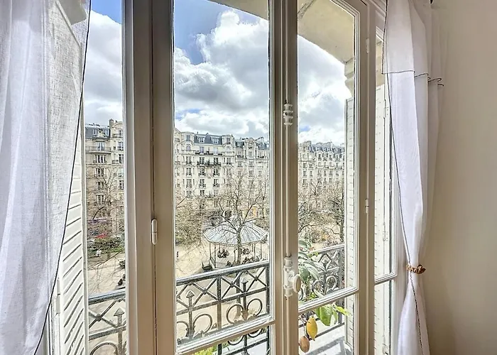 Dreamy Floor View Of Square Trousseau 파리