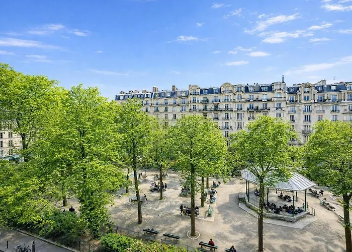 Dreamy Floor View Of Square Trousseau * 파리