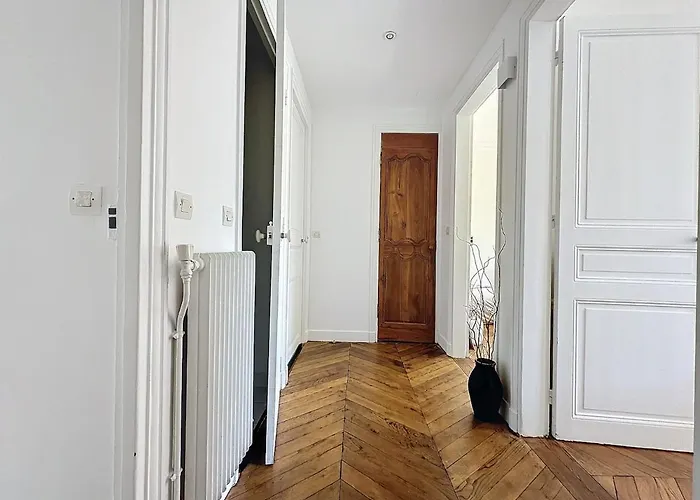 Dreamy Floor View Of Square Trousseau *